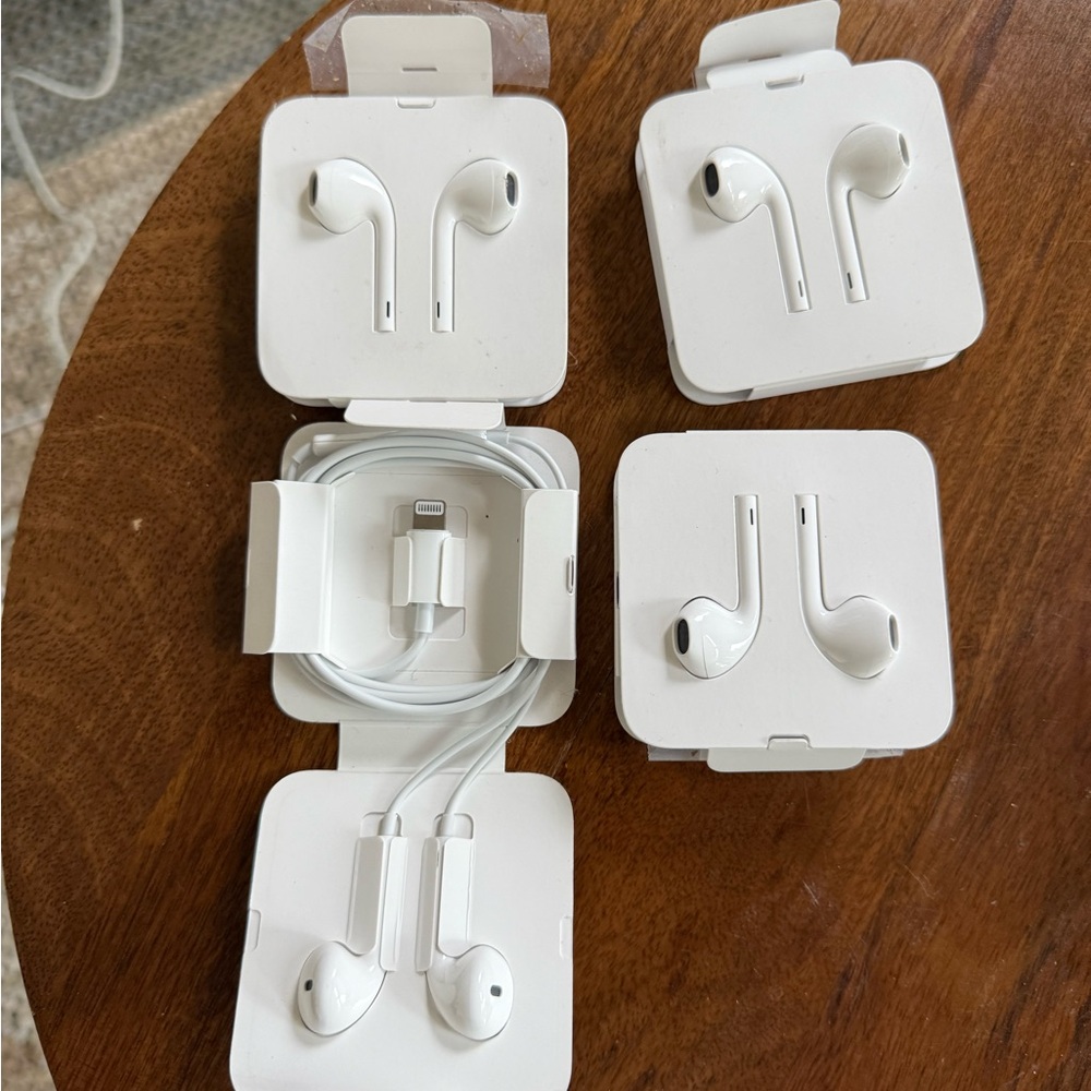 New Apple wired EarPods with Lightning Connector and inline mic